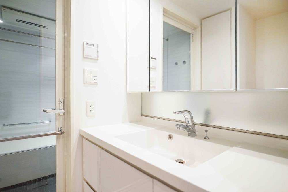 取れにくい鏡についた汚れの落とし方！綺麗にする方法や注意点・ポイントを解説