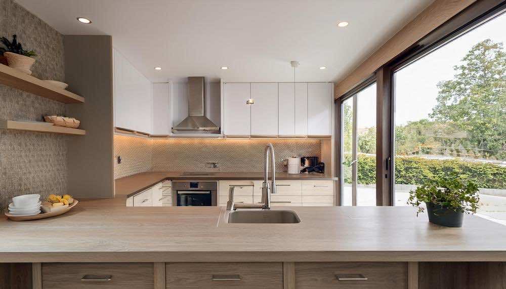 システムキッチンの引き出し収納とは？基本や活用法・おすすめグッズを解説