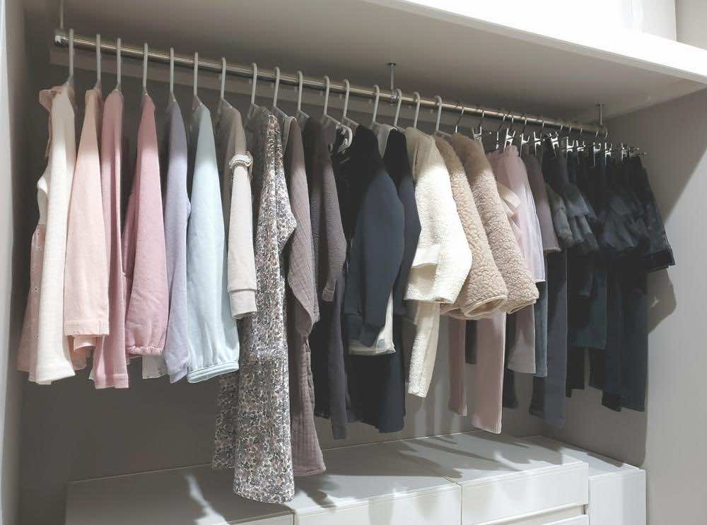 クローゼットをすっきりさせる収納アイデアとは？収納術やテクニックを解説