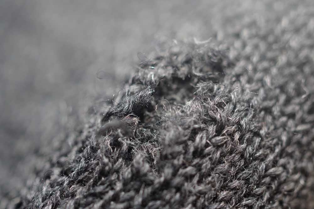 羊毛フェルトで虫食いセーターは簡単に直せる!やり方や道具、注意点を解説